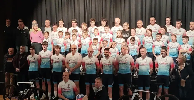 photo  l’effectif complet des coureurs, dirigeants et autres membres de l’union cycliste lochrist-hennebont (uclh) réunis derrière yoann loëzic (gauche) et éric puren (droite), respectivement nouveau président du club et président sortant.  &copy;  ouest-france 