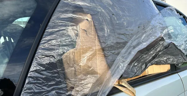 photo  au cœur du quartier, une voiture portant les stigmates d’un acte de vandalisme.  &copy;   photo archives le maine libre 