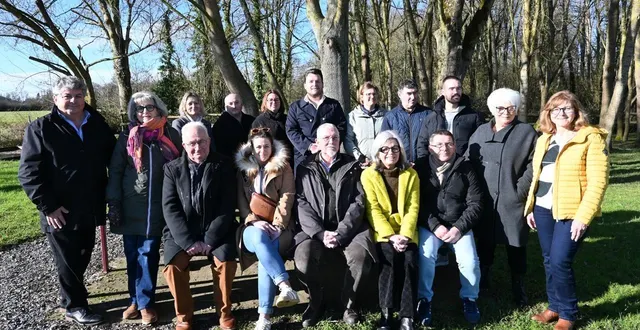 photo  les candidats de la liste « bien vivre à lhomme » menée de philippe delaeter pour les élections municipales des 15 et 22 mars 2026.  &copy;  ouest-france 