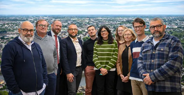 photo  le groupe de travail d’angers au cœur, réuni autour de norman hubert (4e en partant de la gauche) a décidé de se rallier à la liste de valentin rambault (angers 2026).  &copy;  angers au cœur 