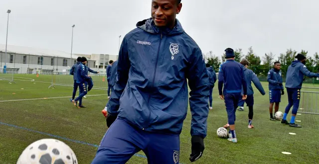photo  hammond agamah est devenu le nouveau numéro 9 du fc chauray.  &copy;  co - marie delage 