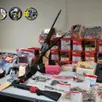 photo  des armes, de la drogue, des objets de luxe ont été saisis. 