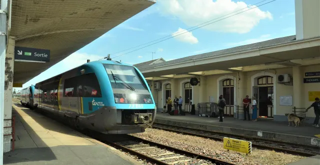 photo  le ter entre saumur et la vendée traverse le nord deux-sèvres avec des arrêts à thouars, bressuire et cerizay.  &copy;  archives co-fabien gouault 