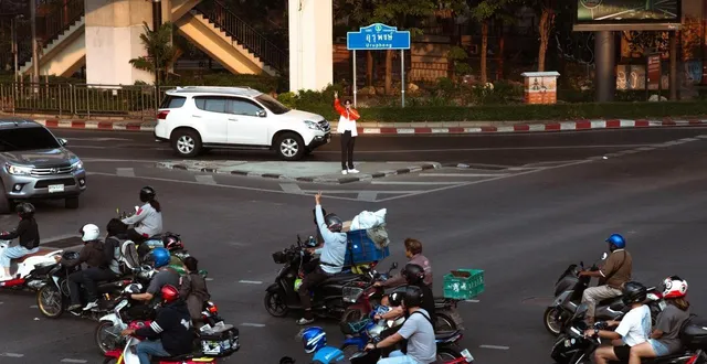 photo  seksit yaemsanguansak, 28 ans, candidat du parti du peuple, en campagne à bangkok.  &copy;  ouest-france 