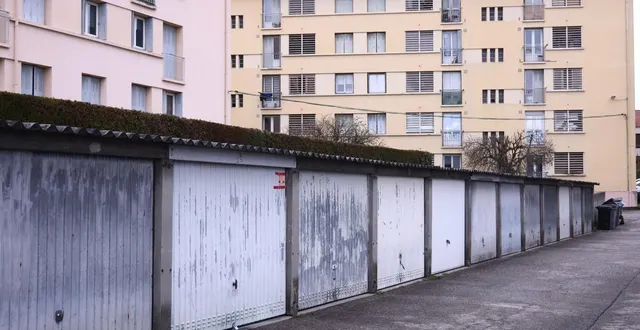 photo  le garage à bourg-lès-valence, où ont été séquestrées les deux femmes. (photo by alex martin / afp)  &copy;  afp 