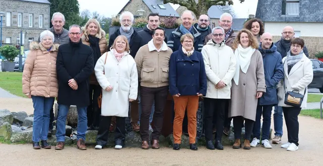 photo  de gauche à droite, au premier rang : béatrice prével, philippe chesnel, valérie monzon, karim belkacem, maryline therouin, mouloud benmerzoug, margaux hurel, jérôme fremont, marie-renée penhouet. au deuxième rang : jean-luc gigan, karine harel, jean roy, louison laillé, thierry chottard, julien dromert, didier malhere, marina pringault et loïc busson.  &copy;  thierry chottard 