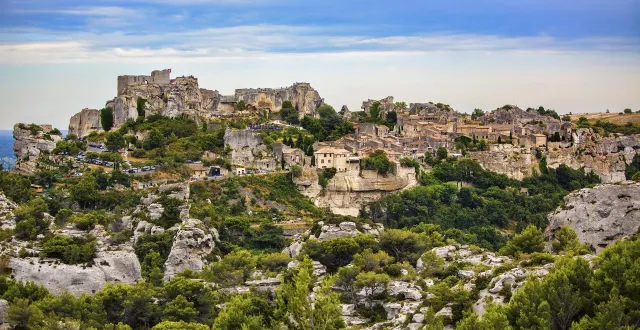 photo  douceur de vivre, visites pittoresques et randos sportives vous attendent en provence, ici à baux-de-provence.  &copy;  istock - rolfst 