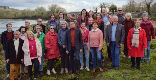 photo  absents de la photo : yann augeul, christophe demeyer, vincent ravanne, estelle raymond, christel tricaud.  &copy;  liste chalonnes et vous 