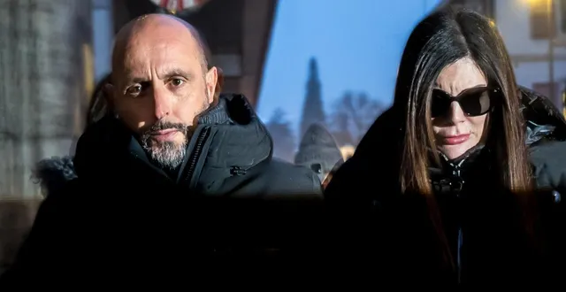 photo  jacques et jessica moretti, propriétaires du bar le constellation, arrivent à une audience au parquet du canton du valais, à sion, le 9 janvier 2026.  &copy;  fabrice coffrini/afp 