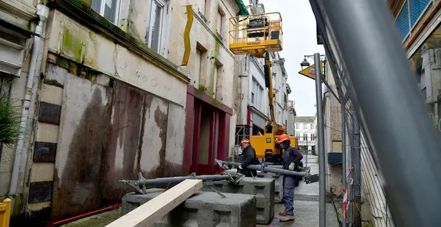 photo  des blocs de béton ont été positionnés hier matin avant que des butons en acier et des madriers en bois ne soient positionnés contre la façade fragilisée par l’effondrement partiel d’un mur intérieur.  &copy;  co - marie delage 