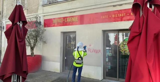 photo  les équipes de nettoyages effacent peu à peu les tags de l’avenue jeanne d’arc  &copy;  ouest-france 
