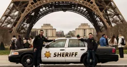actu cin&eacute;ma  le 22 janvier 2026 à paris, clément guérin a permis à randy pacheco (à droite) de conduire une dernière fois son ancienne voiture de patrouille. 