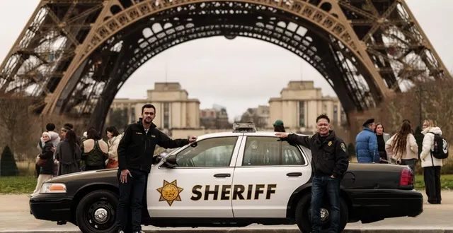 photo  le 22 janvier 2026 à paris, clément guérin a permis à randy pacheco (à droite) de conduire une dernière fois son ancienne voiture de patrouille.  &copy;  valentin richard 