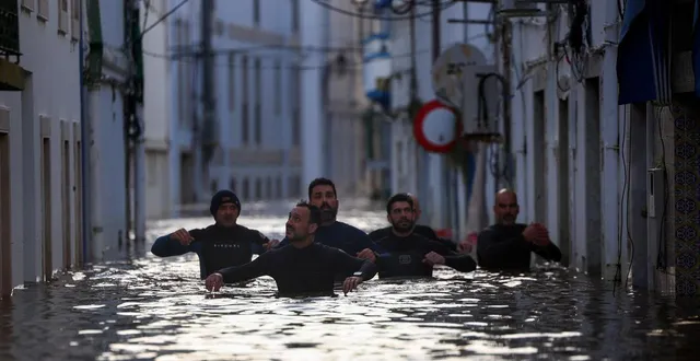 photo  des volontaires marchent dans une rue inondée de la ville d’alcacer do sal, au portugal, le 5 février 2026, après le passage de la dépression leonardo.  &copy;  reuters/petro nunes 