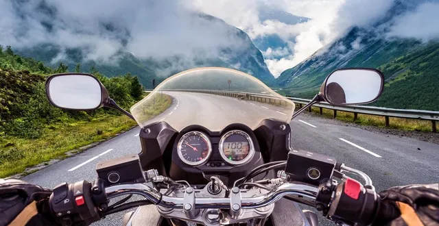 photo  dans une ville reculée du tibet, à motuo, un seul employé, hung kaihong, assure les livraisons à domicile des plats commandés via la plateforme taobao shangou.  &copy;  photo : illustration getty images/istockphoto 