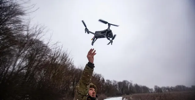 photo  un soldat ukrainien lance un drone à soumy, en ukraine, le 28 janvier 2026.  &copy;  francisco richart barbeira/nurphoto via afp 