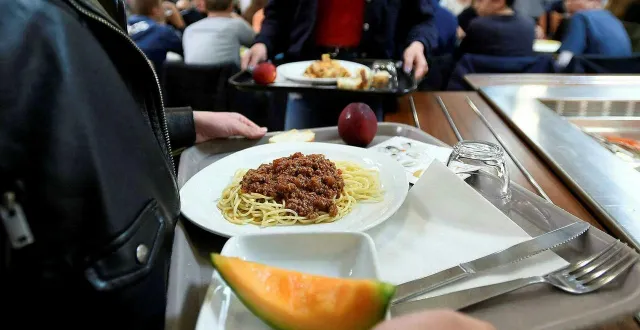 photo  garantir un repas de qualité à un prix abordable pour toutes les familles, c’est l’enjeu du conseil départemental.  &copy;  archives le courrier de l’ouest 