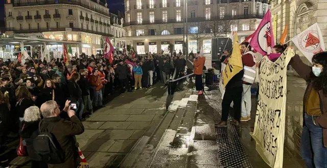 photo  250 personnes étaient rassemblées sur la place du ralliement pour s’opposer à un événement organisé par le rassemblement des étudiants de droite  &copy;  ouest-france 