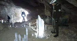 Info insolite  un groupe de techniciens du parc naturel de monviso, en italie, a découvert par hasard un phénomène naturel rare et fragile au cœur d’une grotte. 