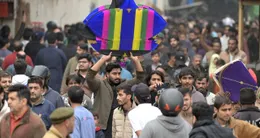Info insolite  la population se presse pour acheter des cerfs-volants et des accessoires en vue du festival de basant, à lahore, au pakistan, ce 1er février 2026. 