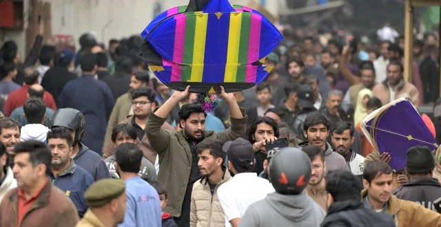 photo  la population se presse pour acheter des cerfs-volants et des accessoires en vue du festival de basant, à lahore, au pakistan, ce 1er février 2026.  &copy;  photo : a. hussain/epa/maxppp 