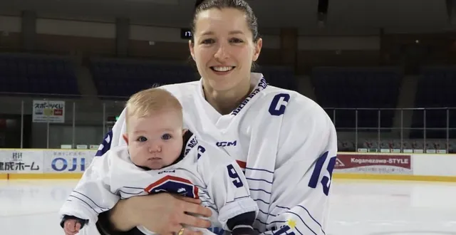photo  la capitaine de l’équipe de france de hockey lore baudrit, avec son fils sacha.  &copy;  instagram lore baudrit 