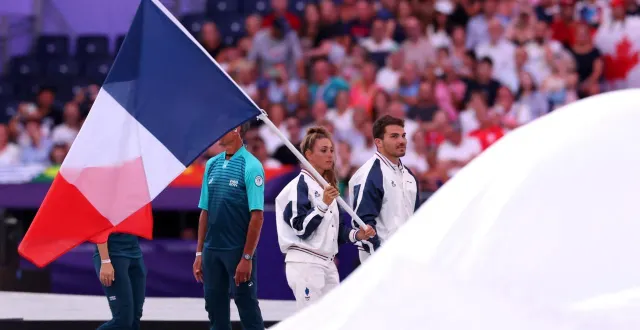 photo  antoine dupont et pauline ferrand prevot avaient défilé pour la france, à la fin des jeux olympiques de paris 2024.  &copy;  getty images via afp 