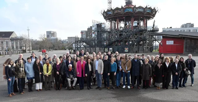photo  foulques chombart de lauwe (au centre, veste grise), avec ses 68 colistiers de la liste « un nouveau souffle pour nantes ».  &copy;  jérôme fouquet/ouest-france 