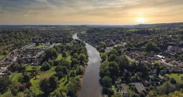 Info insolite  photo aérienne prise en septembre 2025 de bewdley, au royaume-uni. c’est là, sur un terrain boisé bordant la rivière severn, que sam griffiss a installé, sans autorisation, son bateau pirate. 