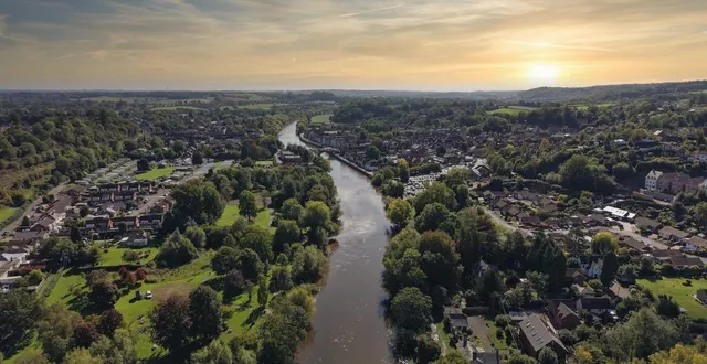 photo  photo aérienne prise en septembre 2025 de bewdley, au royaume-uni. c’est là, sur un terrain boisé bordant la rivière severn, que sam griffiss a installé, sans autorisation, son bateau pirate.  &copy;  photo : getty images 