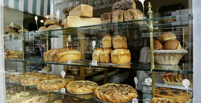 photo  la devanture d’une boulangerie poilâne, boulevard de grenelle, dans le xve arrondissement de paris.  &copy;  yves talensac/photononstop via afp 