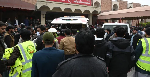 photo  des victimes blessées lors d’un attentat-suicide perpétré à l’imam bargah (mosquée chiite) sont transportées vers un hôpital d’islamabad, au pakistan, le 6 février 2026.  &copy;  muhammad reza/anadolu via afp 