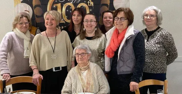 photo  yvonne geslin, entourée des maires, directrices du béguinage, animatrice et personnel du béguinage.  &copy;  ouest-france 