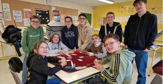 photo  les neuf élèves du club de bridge du collège aux côtés de leur professeur de  mathématiques, animateur du club, jérôme gautier (avec le masque).  &copy;  co. 