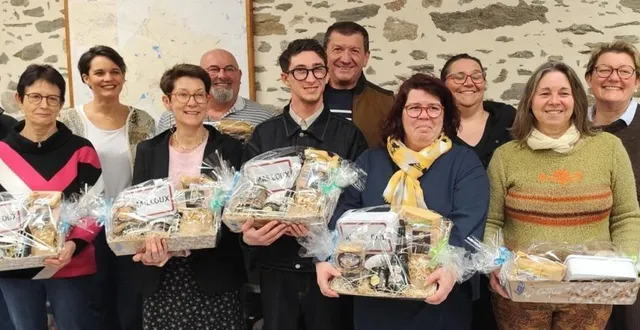 photo  les agents présentent leurs paniers garnis offerts par la municipalité.  &copy;  co 