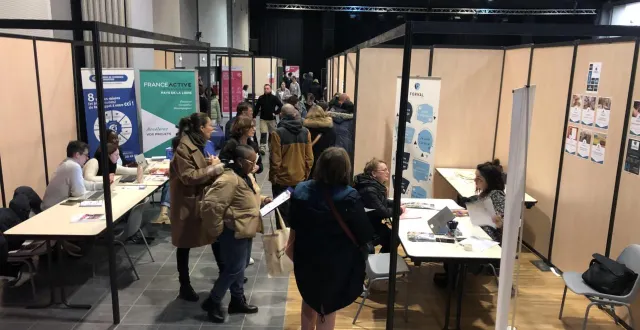 photo  baugé-en-anjou, le 13 février 2024. le troisième forum de l’emploi, organisé par la communauté de communes baugeois-vallée, a connu un franc succès. en l’espace de vingt minutes après son ouverture, près de trois cents personnes y étaient déjà entrées.  &copy;  co – christophe ricci 