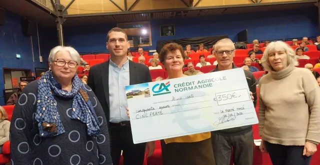 photo  à partir de la gauche : jacqueline letissier, trésorière de l’association ciné ferté ; frédéric gauché, directeur de la caisse locale du crédit agricole ; marie-christine chatel, présidente de ciné ferté ; pascal chivard, président et catherine rebel, vice-présidente de la caisse locale du crédit agricole.  &copy;  ouest-france 