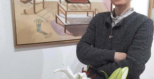 photo  solène ortoli devant deux de ses toiles inspirée par le bois et le vivant.  &copy;  co 