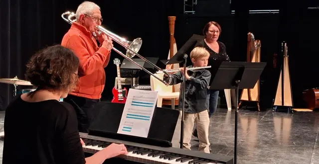 photo  trois générations réunies lors du concert potes et famille : le grand-père, la mère et le petit-fils (et la professeure de flûte).  &copy;  co 