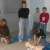 photo les membres du conseil municipal des jeunes ont pratiqué des massages cardiaques sur mannequin.