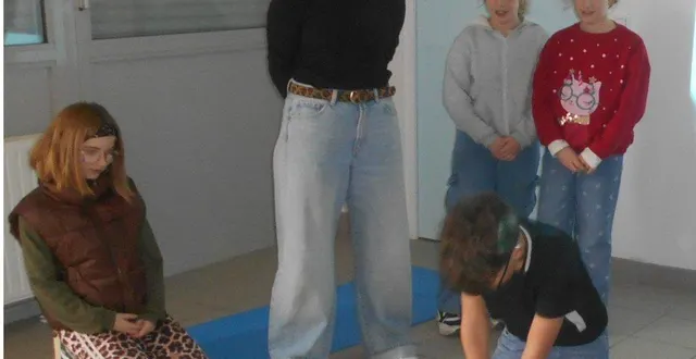 photo  les membres du conseil municipal des jeunes ont pratiqué des massages cardiaques sur mannequin.  &copy;  ouest-france 