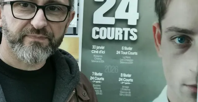 photo  claude saussereau, coprésident fondateur du festival, devant l’affiche de la 23e édition, réalisée par christophe pinto, d’après le film lauréat l’an dernier, wesh rimbaud, de dimitri lucas.  &copy;  le maine libre 