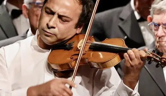 photo  liviu badiu au violon.  &copy;  octavius 