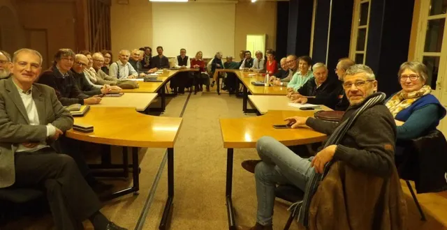 photo  des citoyens et quelques élus composent le codev.  &copy;  le maine libre 