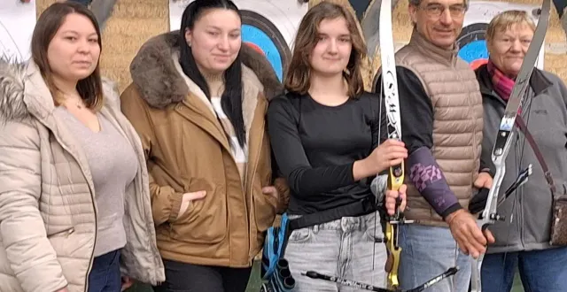 photo  la présidente éliane gonthier (à droite) et des archers du club.  &copy;  le maine libre 