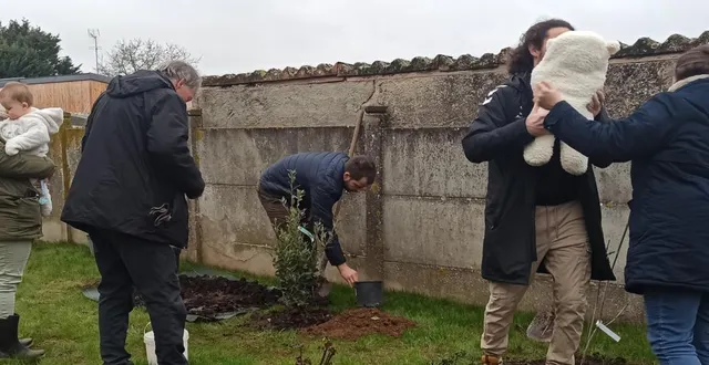 photo  les familles ont planté un arbre par enfant né en 2025.  &copy;  florence février 