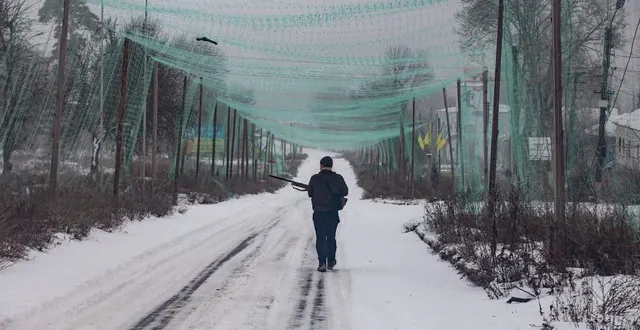 photo  un soldat ukrainien patrouille avec un fusil dans la région de soumy, à 5 km des positions russes, le 28 janvier 2026.  &copy;  francisco richart barbeira / nurphoto via afp 