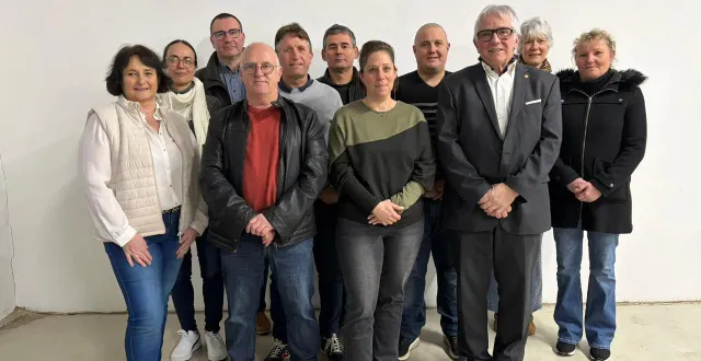 photo  de gauche à droite. au 1er rang : laurence hardy, marc lecornu, émilie clouet, philippe tirardau 2e rang : audrey cierniewski, richard siroux, olivier nogues, dominique voyer, thomas stallin, patricia cau-pouillard, nathalie goulette  &copy;  ouest-france 