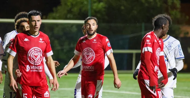 photo  la recrue hivernale du vfc la roche, enzo valentim (au centre), lors de sa première titularisation face à la réserve du fc lorient (victoire 2-1), le 23 janvier.  &copy;  guillaume pacoutet 