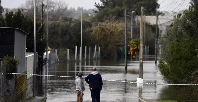 photo  deux personnes observent une zone inondée à jerez, dans le sud de l’espagne, le 5 février 2026, à l’issue du passage de la tempête leonardo.  &copy;  cristina quicler / afp 